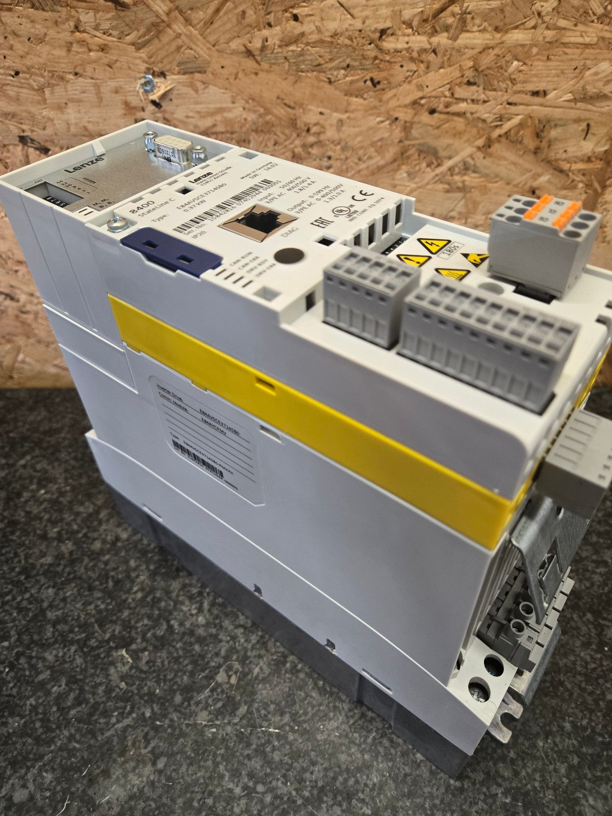 Lenze Frequenzumrichter 8400 State Line C Type E84AVSCE3714SB0